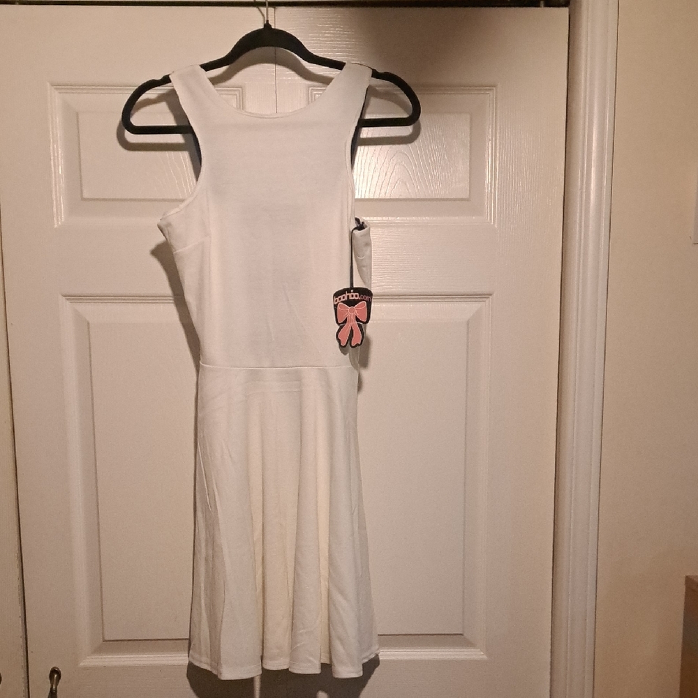 🎏 NWT Boohoo White & Black open back dress Classy & comfortable With    Stretch